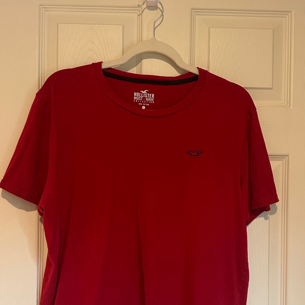 Hollister Men's Classic Red Short Sleeve Tee